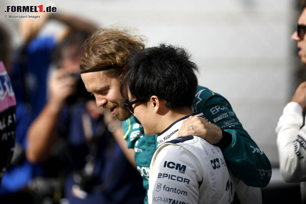 Foto zur News: Sebastian Vettel (Aston Martin) und Yuki Tsunoda (AlphaTauri)