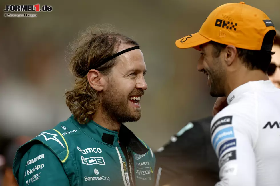 Foto zur News: Sebastian Vettel (Aston Martin) und Daniel Ricciardo (McLaren)