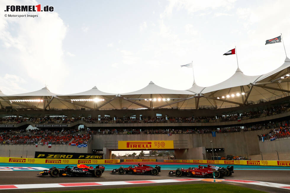 Foto zur News: Sergio Perez (Red Bull), Charles Leclerc (Ferrari) und Carlos Sainz (Ferrari)