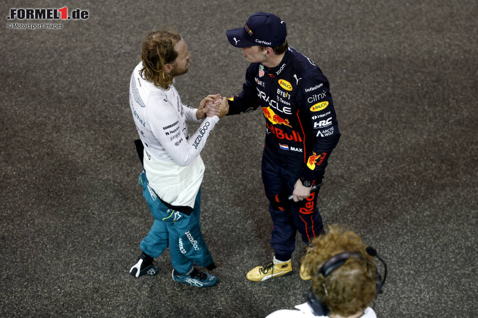 Foto zur News: Sebastian Vettel (Aston Martin) und Max Verstappen (Red Bull)