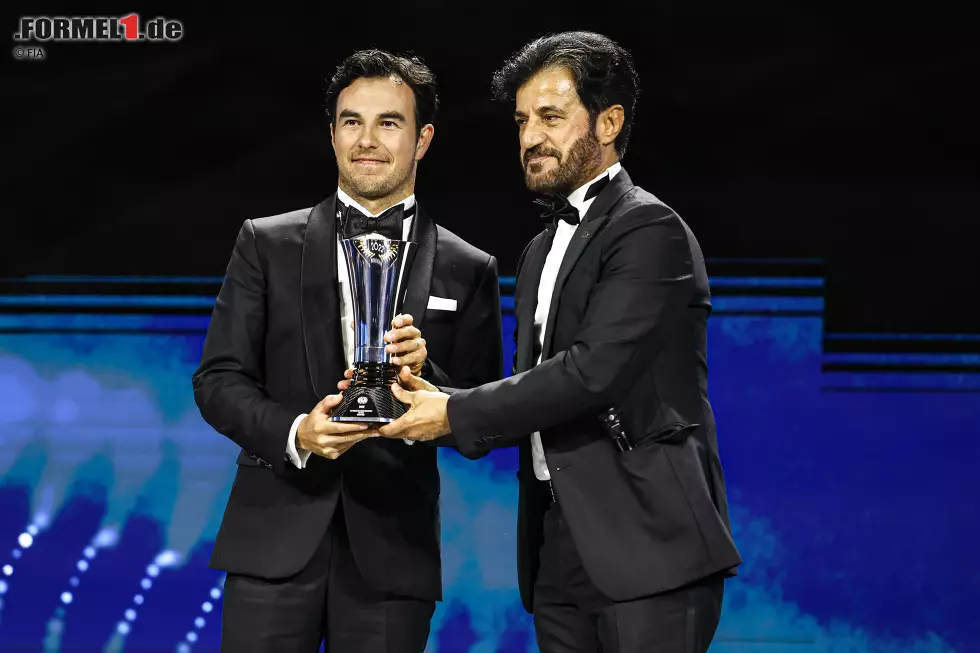 Foto zur News: Sergio Perez (Red Bull) und FIA-Präsident Mohammed bin Sulayem