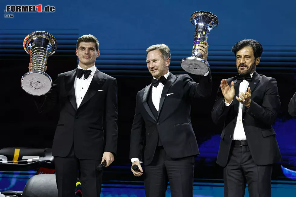 Foto zur News: Max Verstappen, Christian Horner (Red Bull) und Mohammed bin Sulayem (FIA)