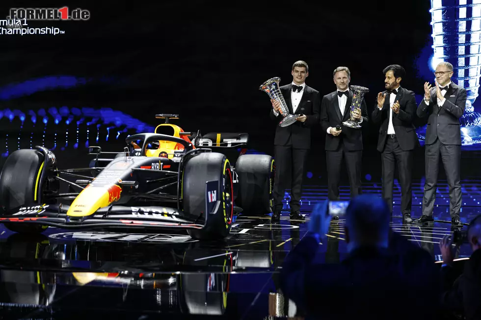 Foto zur News: Max Verstappen, Christian Horner (Red Bull), Mohammed bin Sulayem (FIA) und Stefano Domenicali (Formel 1)