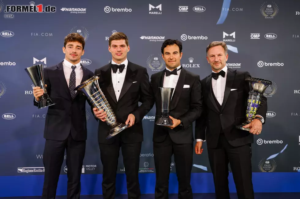 Foto zur News: Charles Leclerc (Ferrari), Max Verstappen, Sergio Perez und Christian Horner (Red Bull)