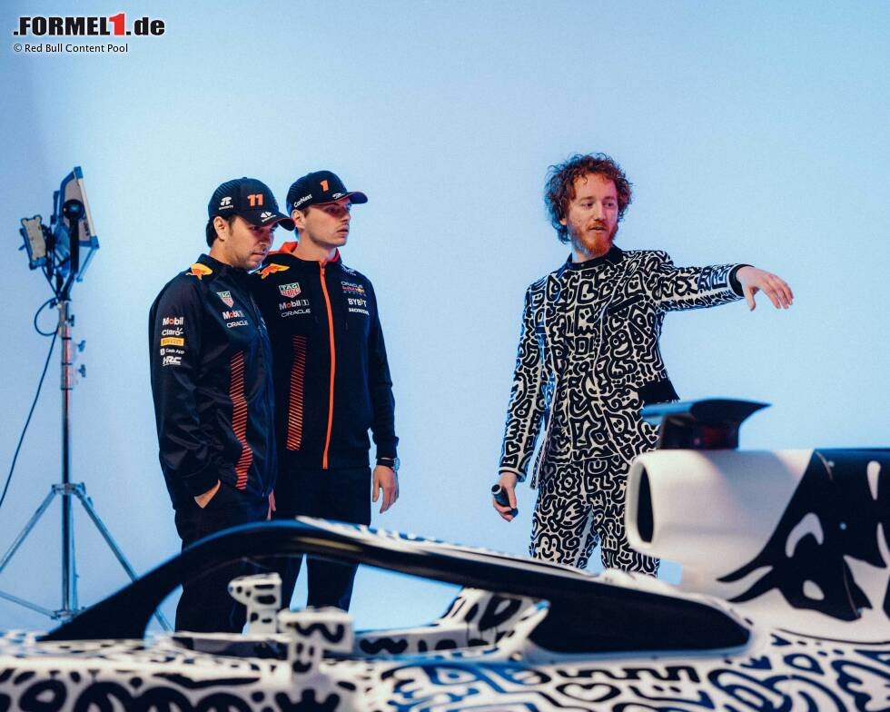 Foto zur News: Max Verstappen (Red Bull), Sergio Perez (Red Bull) und Mr. Doodle