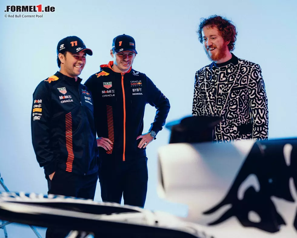 Foto zur News: Max Verstappen (Red Bull), Sergio Perez (Red Bull) und Mr. Doodle