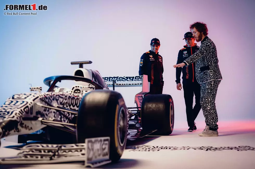 Foto zur News: Max Verstappen (Red Bull), Sergio Perez (Red Bull) und Mr. Doodle