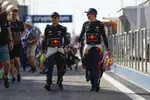 Foto zur News: Sergio Perez (Red Bull) und Max Verstappen (Red Bull)