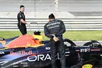 Foto zur News: Lewis Hamilton (Mercedes) am Red Bull RB19