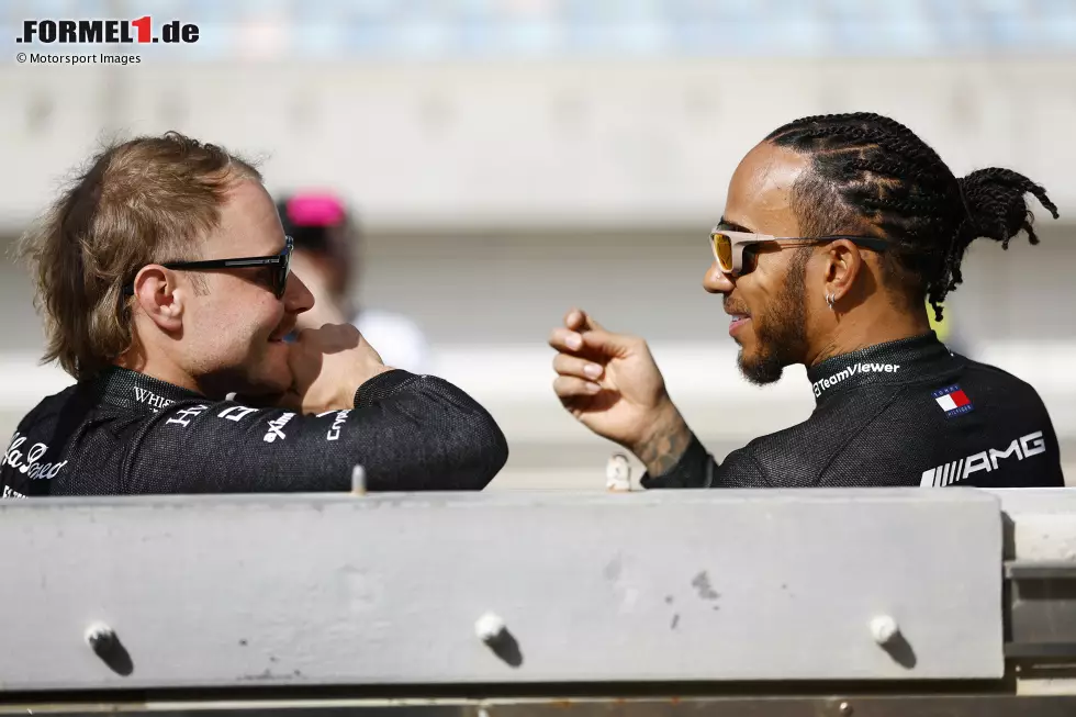 Foto zur News: Valtteri Bottas (Alfa Romeo) und Lewis Hamilton (Mercedes)