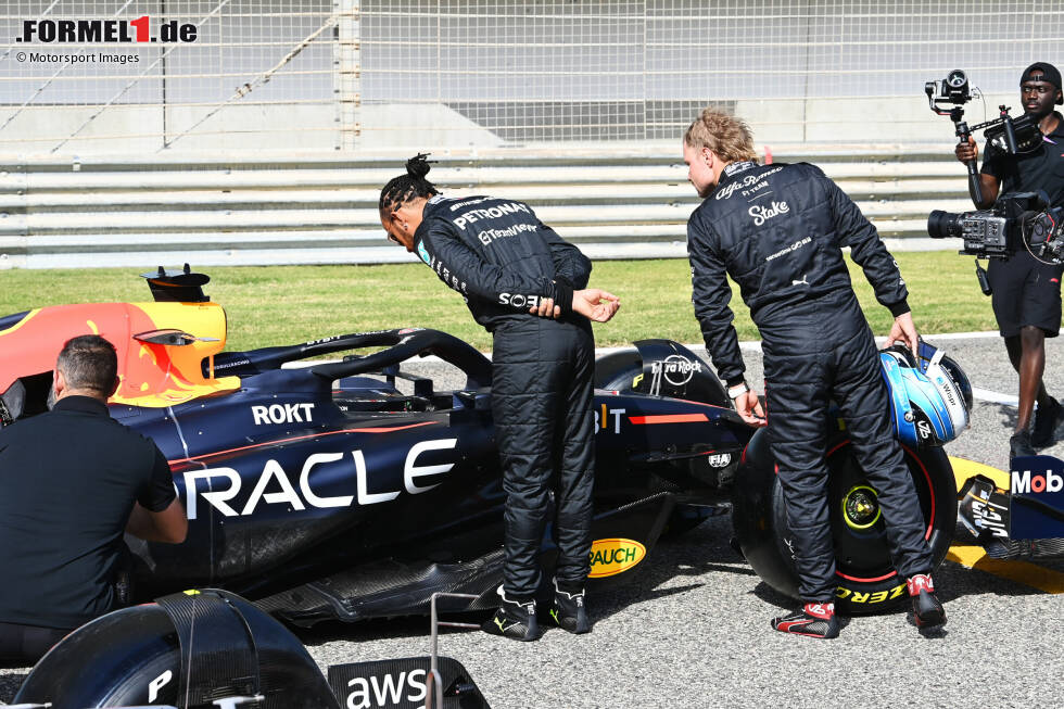 Foto zur News: Lewis Hamilton (Mercedes) und Valtteri Bottas (Alfa Romeo) am Red Bull RB19