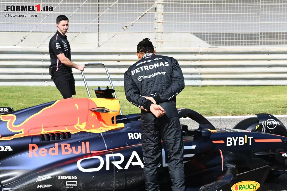 Foto zur News: Lewis Hamilton (Mercedes) am Red Bull RB19