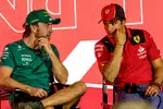 Foto zur News: Fernando Alonso (Aston Martin) und Carlos Sainz (Ferrari)