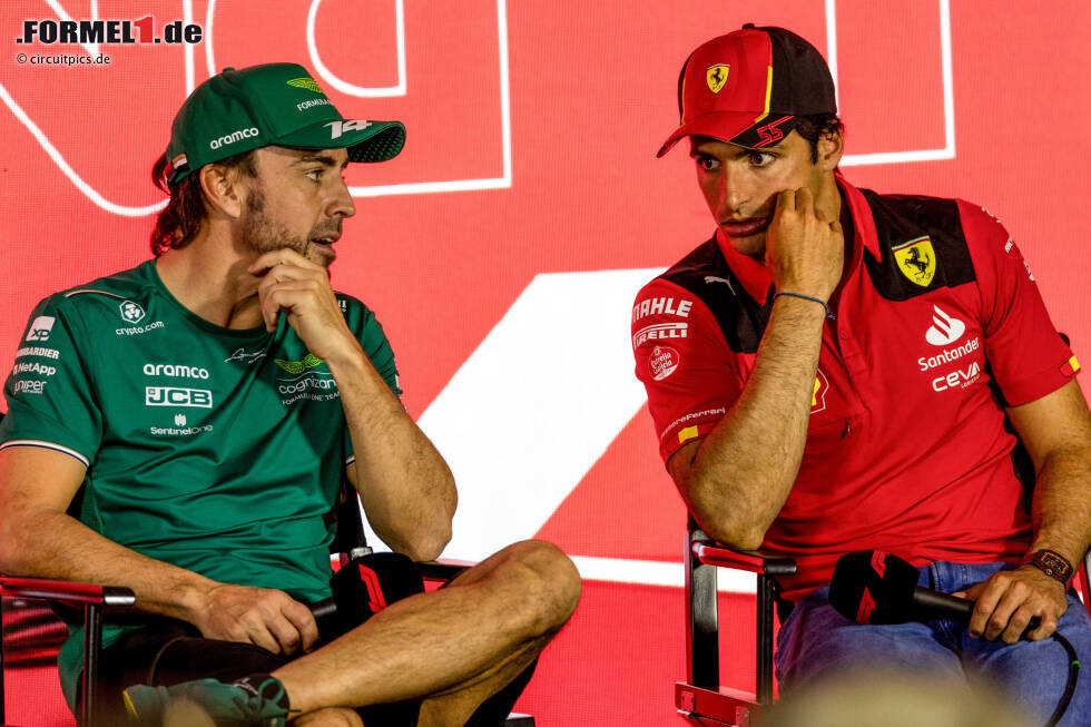 Foto zur News: Fernando Alonso (Aston Martin) und Carlos Sainz (Ferrari)