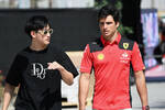 Foto zur News: Guanyu Zhou (Alfa Romeo) und Carlos Sainz (Ferrari)