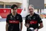 Foto zur News: Guanyu Zhou (Alfa Romeo) und Valtteri Bottas (Alfa Romeo)