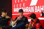 Foto zur News: Pierre Gasly (Alpine), Max Verstappen (Red Bull) und Charles Leclerc (Ferrari)