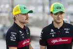 Foto zur News: Guanyu Zhou (Alfa Romeo) und Valtteri Bottas (Alfa Romeo)