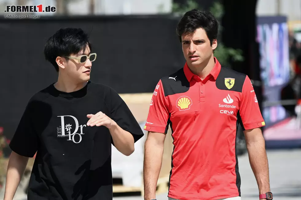 Foto zur News: Guanyu Zhou (Alfa Romeo) und Carlos Sainz (Ferrari)