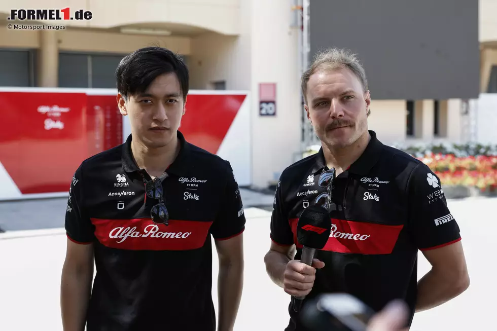 Foto zur News: Guanyu Zhou (Alfa Romeo) und Valtteri Bottas (Alfa Romeo)