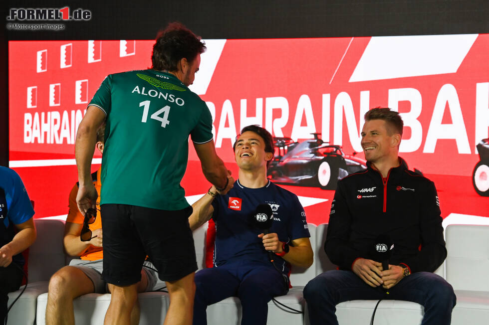 Foto zur News: Fernando Alonso (Aston Martin), Nyck de Vries (AlphaTauri) und Nico Hülkenberg (Haas)