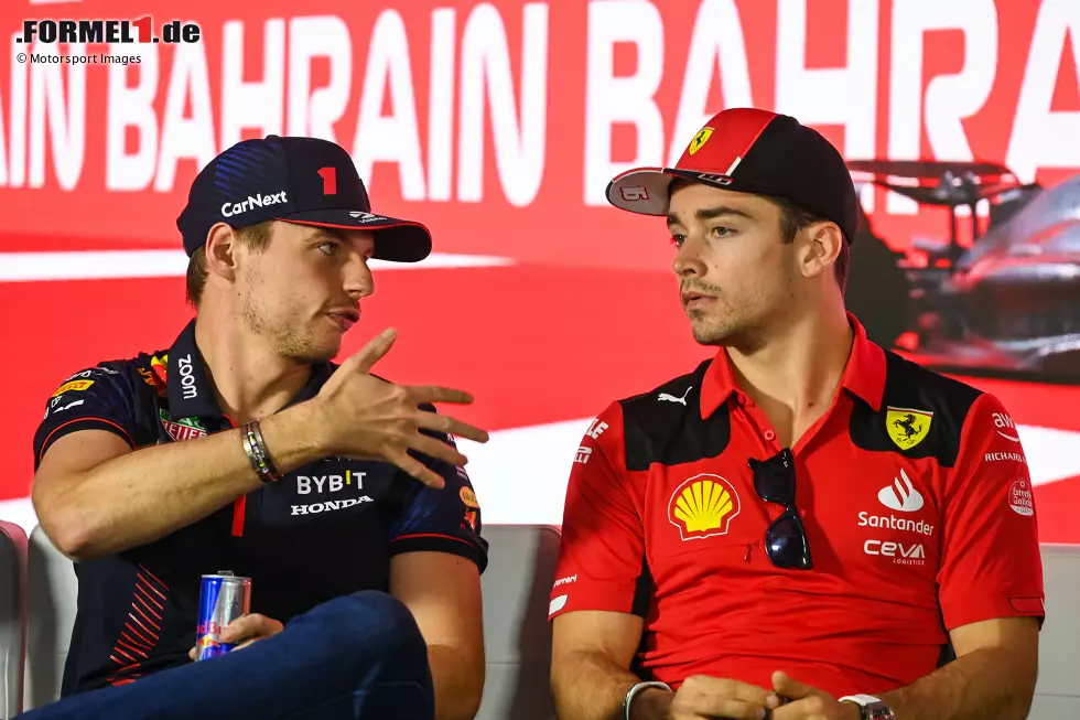 Foto zur News: Max Verstappen (Red Bull) und Charles Leclerc (Ferrari)