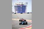 Foto zur News: Fernando Alonso (Aston Martin) und Charles Leclerc (Ferrari)
