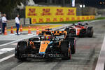 Foto zur News: Oscar Piastri (McLaren) und Charles Leclerc (Ferrari)