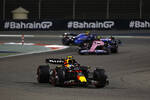 Foto zur News: Sergio Perez (Red Bull) und Pierre Gasly (Alpine)