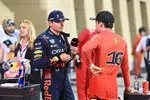 Foto zur News: Max Verstappen (Red Bull) und Charles Leclerc (Ferrari)