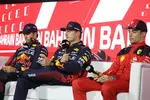 Foto zur News: Sergio Perez (Red Bull), Max Verstappen (Red Bull) und Charles Leclerc (Ferrari)