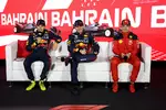 Foto zur News: Sergio Perez (Red Bull), Max Verstappen (Red Bull) und Charles Leclerc (Ferrari)