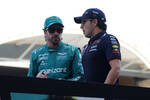 Foto zur News: Fernando Alonso (Aston Martin) und Sergio Perez (Red Bull)
