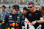 Foto zur News: Max Verstappen (Red Bull) und Nico Hülkenberg (Haas)