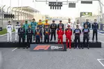 Foto zur News: Gruppenfoto der Formel-1-Fahrer 2023