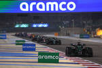 Foto zur News: George Russell (Mercedes) und Fernando Alonso (Aston Martin)