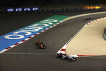 Foto zur News: Kevin Magnussen (Haas) und Oscar Piastri (McLaren)