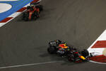 Foto zur News: Sergio Perez (Red Bull) und Carlos Sainz (Ferrari)