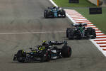 Foto zur News: Lewis Hamilton (Mercedes), George Russell (Mercedes) und Fernando Alonso (Aston Martin)