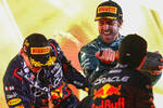 Foto zur News: Max Verstappen (Red Bull), Fernando Alonso (Aston Martin) und Sergio Perez (Red Bull)