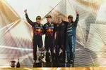 Foto zur News: Sergio Perez (Red Bull), Max Verstappen (Red Bull) und Fernando Alonso (Aston Martin)