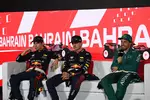 Foto zur News: Sergio Perez (Red Bull), Max Verstappen (Red Bull) und Fernando Alonso (Aston Martin)