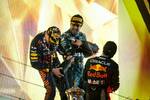 Foto zur News: Max Verstappen (Red Bull), Fernando Alonso (Aston Martin) und Sergio Perez (Red Bull)