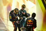 Foto zur News: Max Verstappen (Red Bull), Fernando Alonso (Aston Martin) und Sergio Perez (Red Bull)