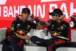 Foto zur News: Sergio Perez (Red Bull) und Max Verstappen (Red Bull)