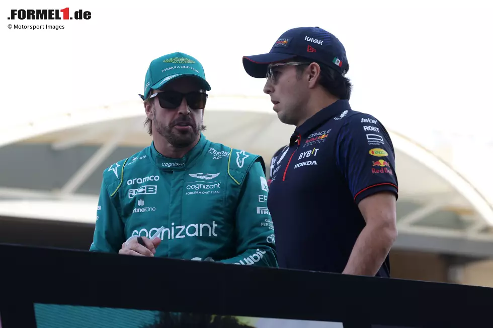 Foto zur News: Fernando Alonso (Aston Martin) und Sergio Perez (Red Bull)