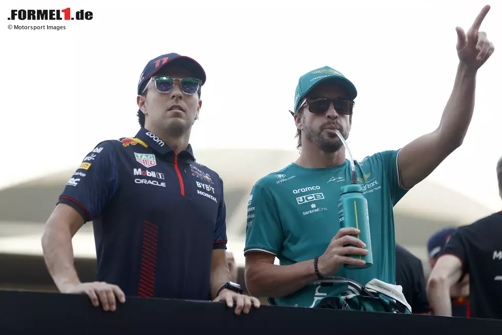 Foto zur News: Sergio Perez (Red Bull) und Fernando Alonso (Aston Martin)