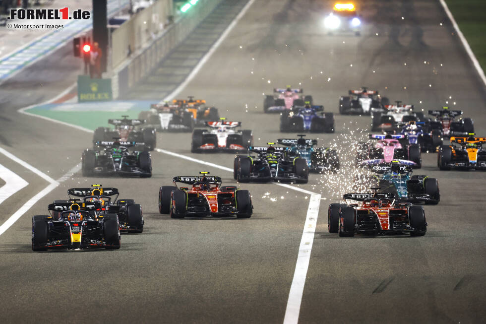 Foto zur News: Max Verstappen (Red Bull), Charles Leclerc (Ferrari), Carlos Sainz (Ferrari) und Sergio Perez (Red Bull)