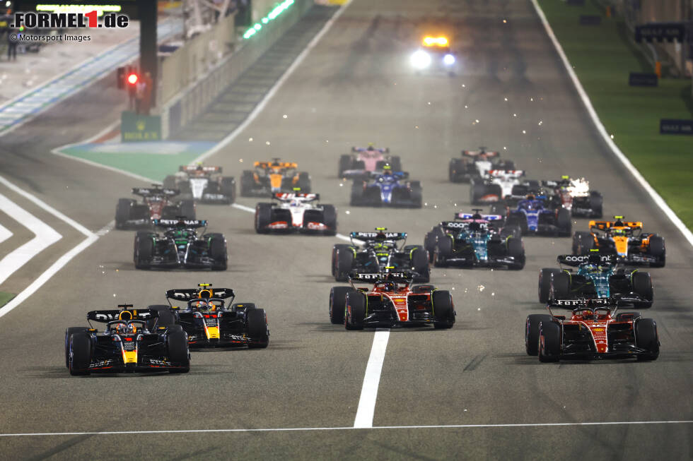 Foto zur News: Max Verstappen (Red Bull), Charles Leclerc (Ferrari), Carlos Sainz (Ferrari) und Sergio Perez (Red Bull)