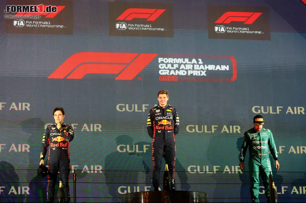 Foto zur News: Sergio Perez (Red Bull), Max Verstappen (Red Bull) und Fernando Alonso (Aston Martin)